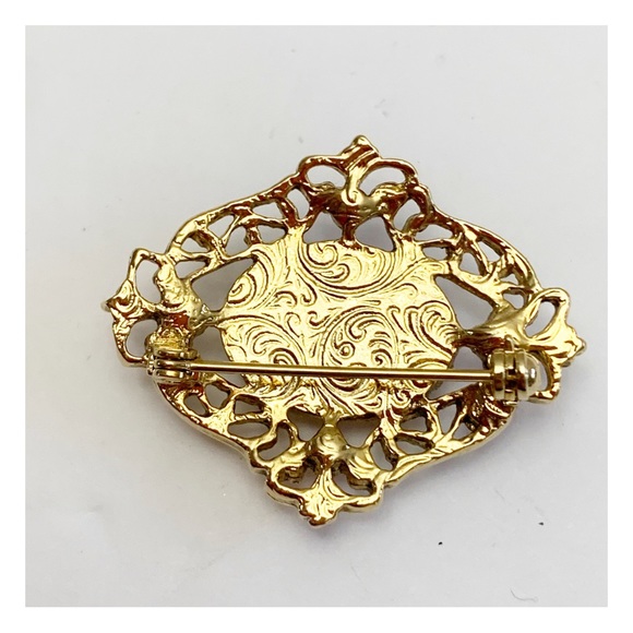 1928 Victorian revival brooch floral needlepoint in gold open work frame - Picture 4 of 5